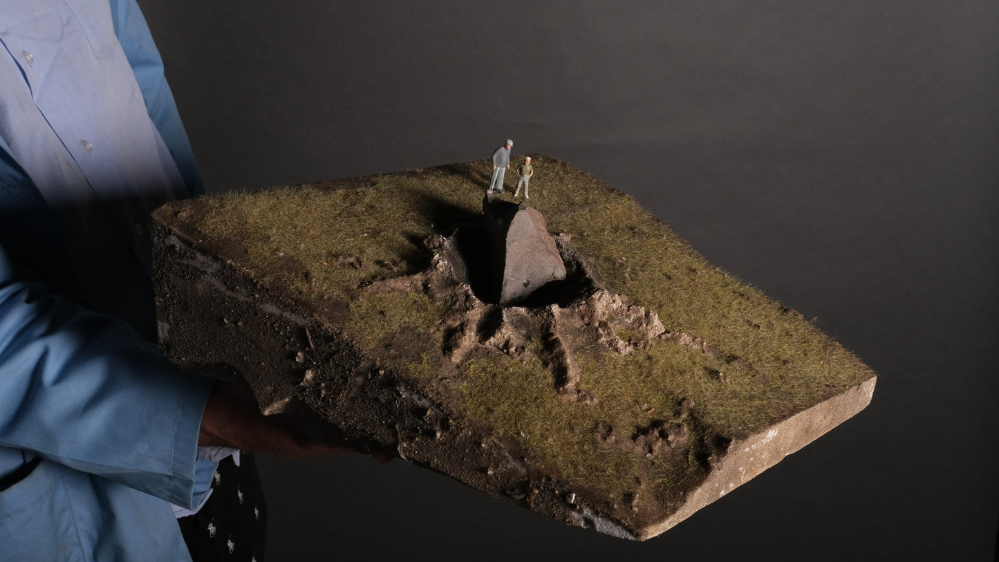 Maquette van meteoriet inslag naast Paradiso